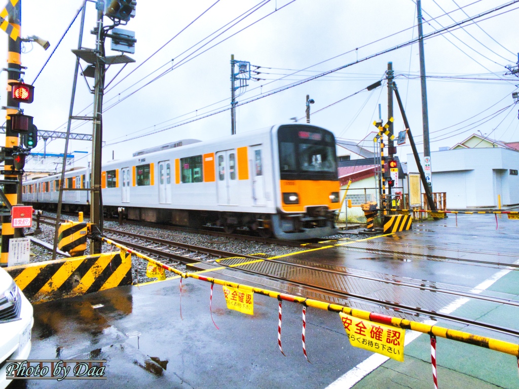 踏切を通過する50000系