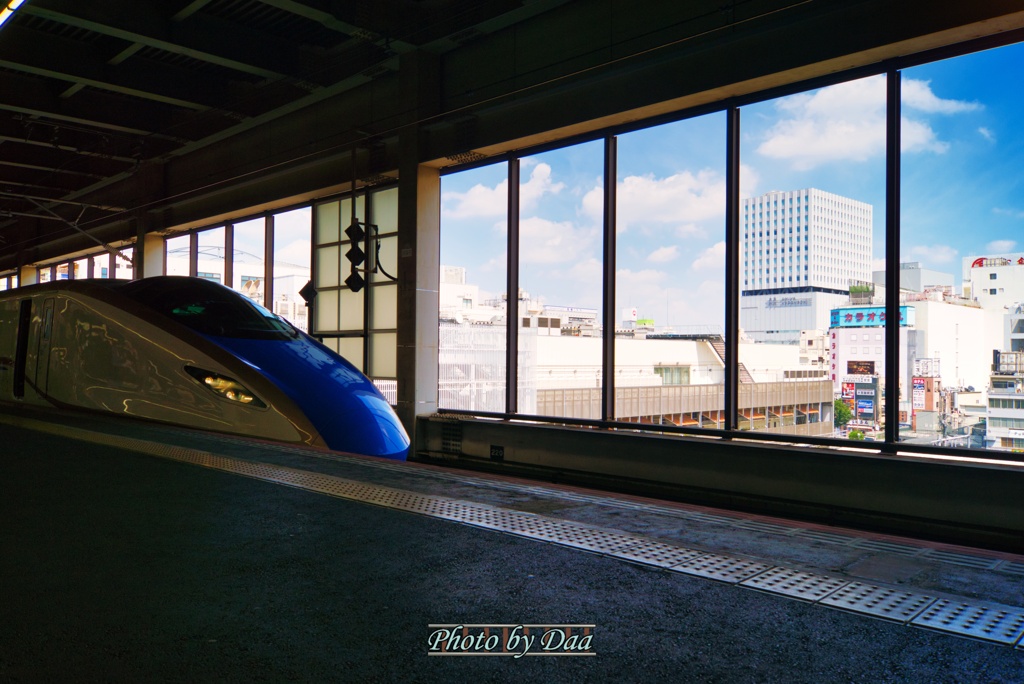 大宮駅東口を望むE7系