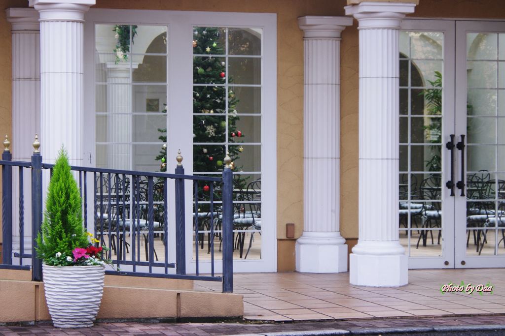 窓の向こうには