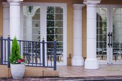 窓の向こうには