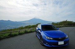 富士山とインプレッサ