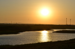 川と夕陽