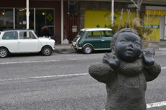 首に何かを巻いている。