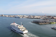 大山をバックに