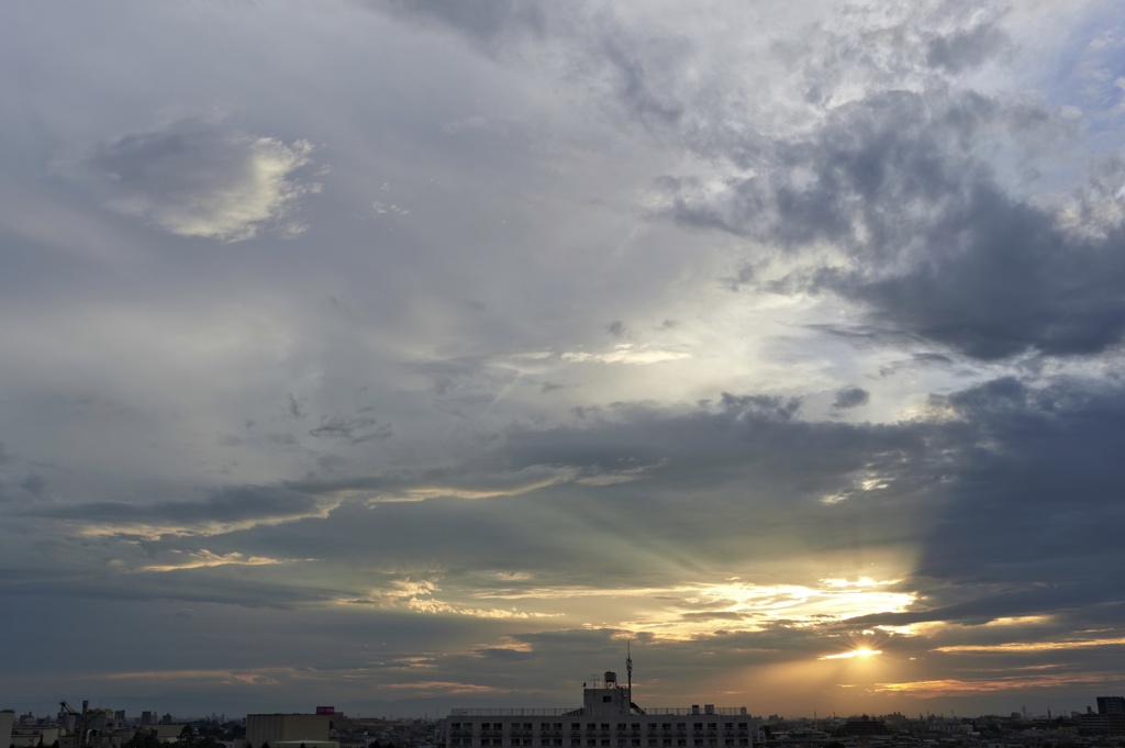 雲間から