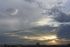 雲間から