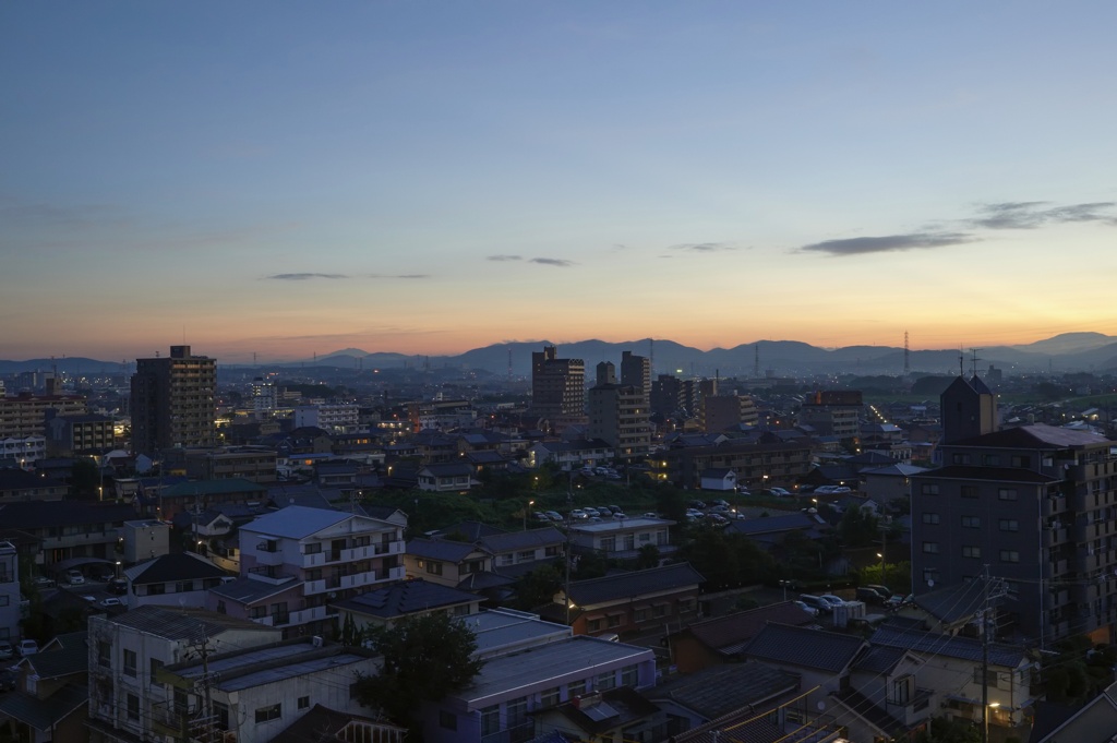 朝の街