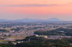 夕陽に染まる筑波と宇都宮（２０１３年１１月）