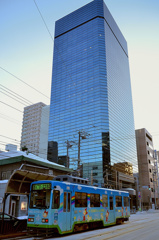 雪降る街の路面電車③