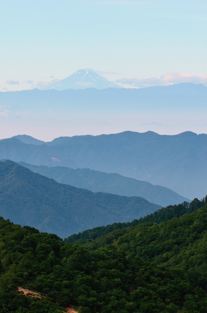 重なる山並み