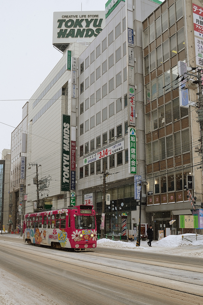 雪降る街の路面電車②