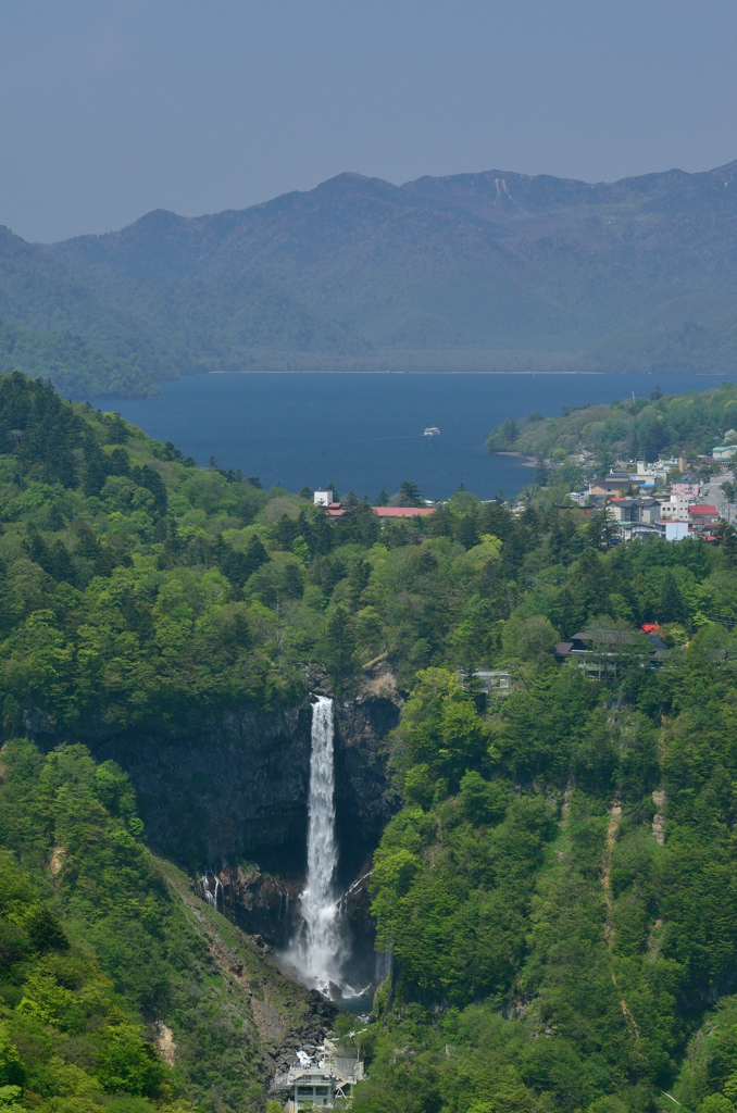 華厳の滝と中禅寺湖遠景