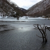 融氷湖面