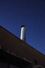 星空と煙突