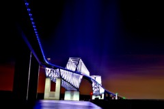 青く発光する橋