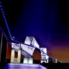 青く発光する橋