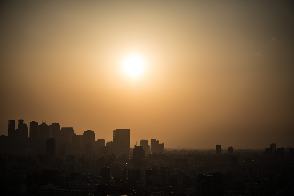 霞む夕陽