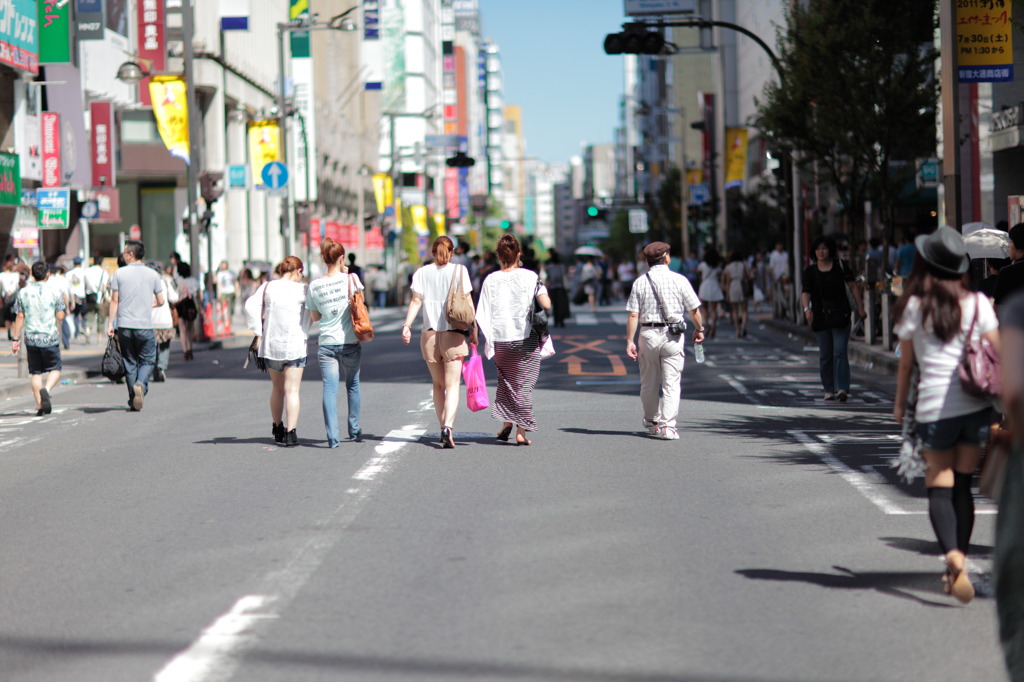 新宿を闊歩する女子+1