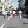 新宿を闊歩する女子+1