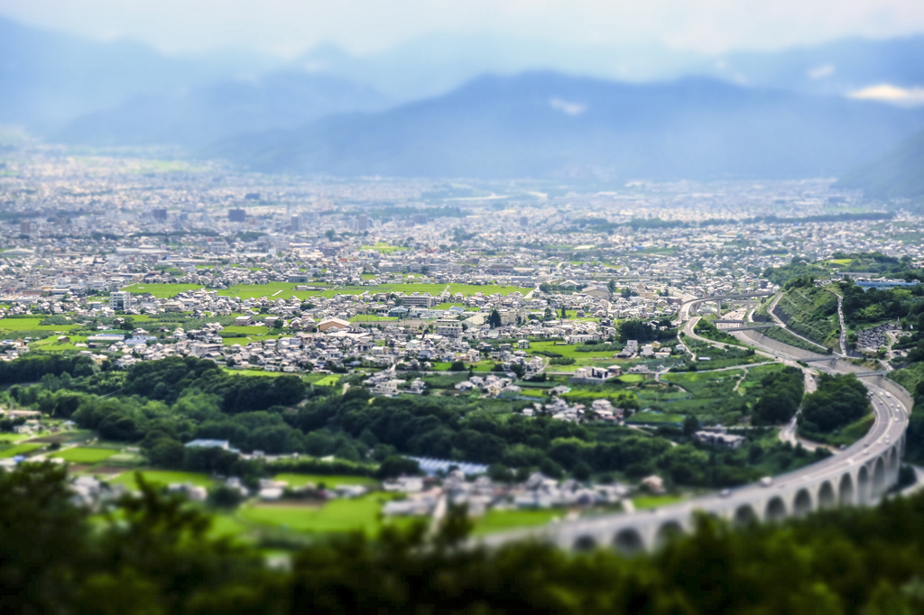 山と山の間の町