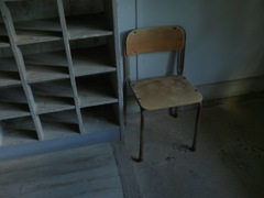 廃校舎の椅子