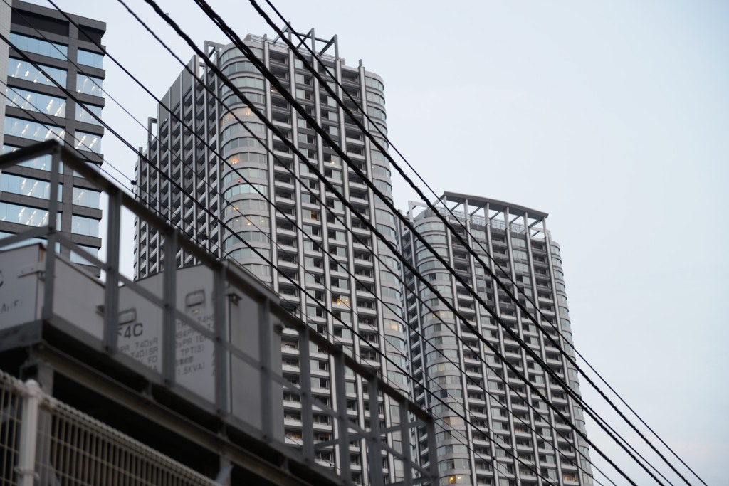 電圧線の向こうに