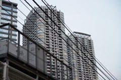 電圧線の向こうに