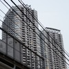 電圧線の向こうに