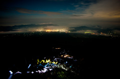夜景と登山者