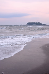 江の島を望む浜