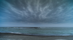 梅雨空の海