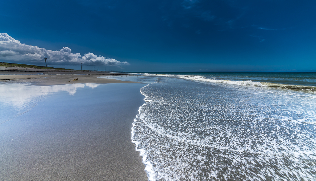 夏の海を運ぶ波