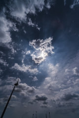 梅雨空の青