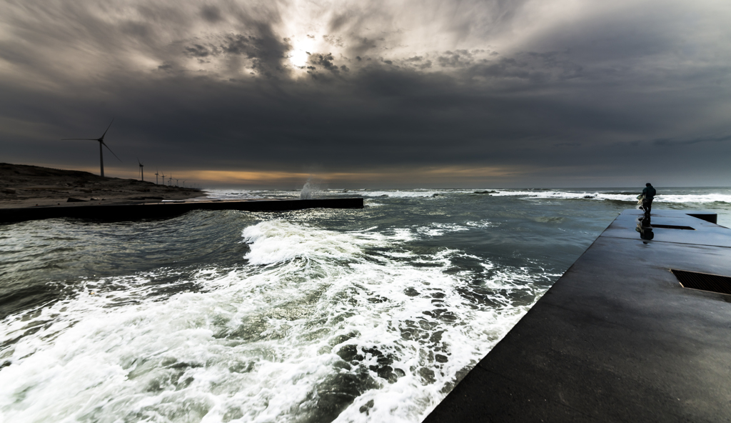 荒れた海の朝（投網漁）