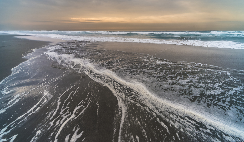 荒れる海 ２　波打ち際
