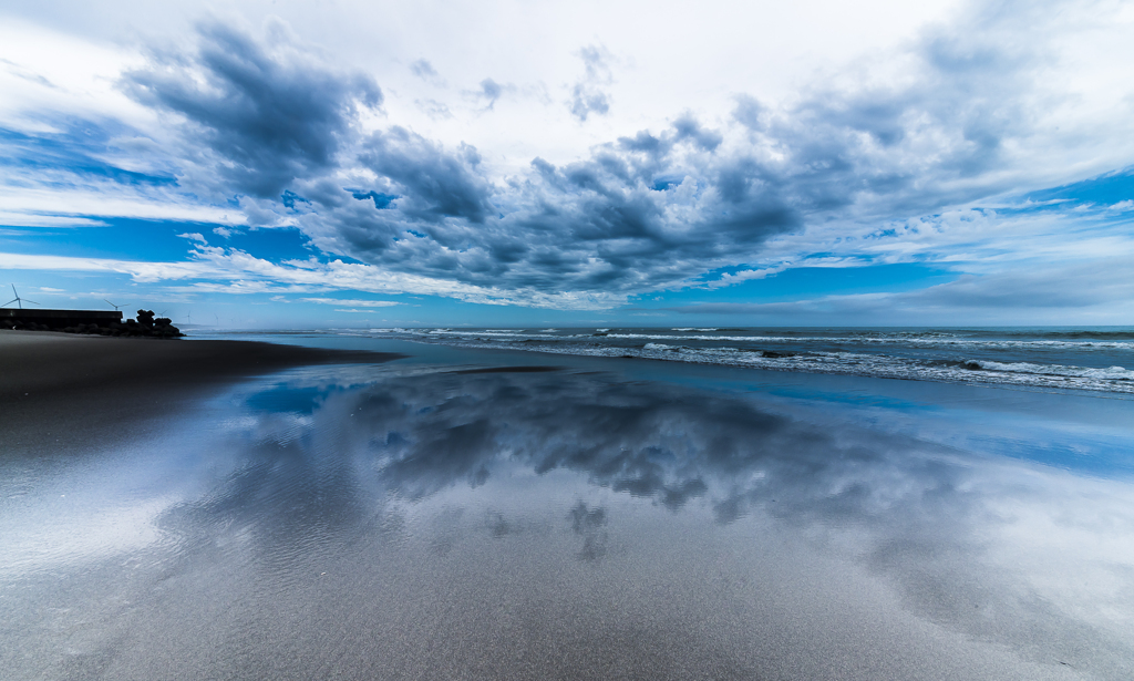 梅雨空に流れる雲