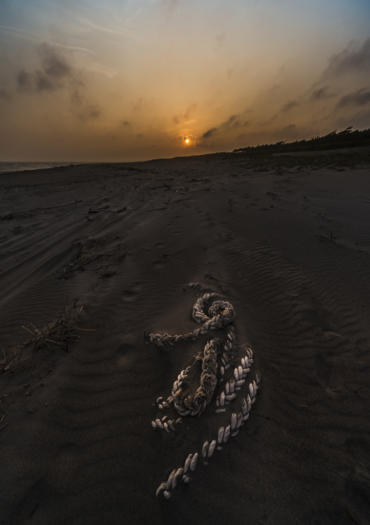 暑さが残る海岸　２