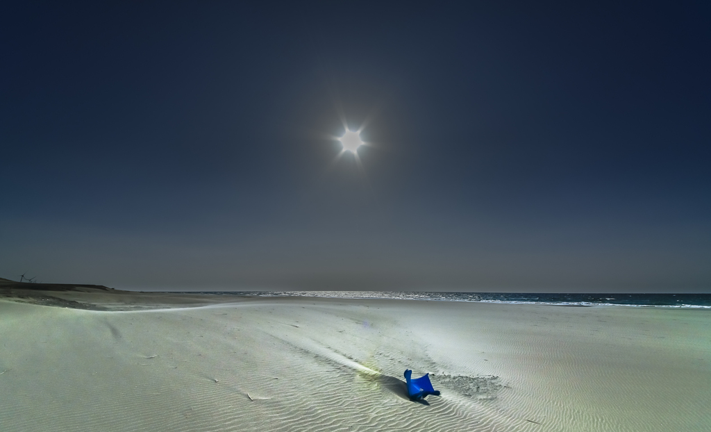 壊れた青いバケツ