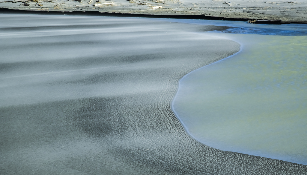 砂嵐厳しい冬らしい海岸風景