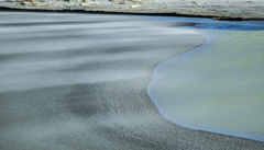 砂嵐厳しい冬らしい海岸風景
