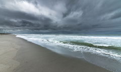 梅雨空の海