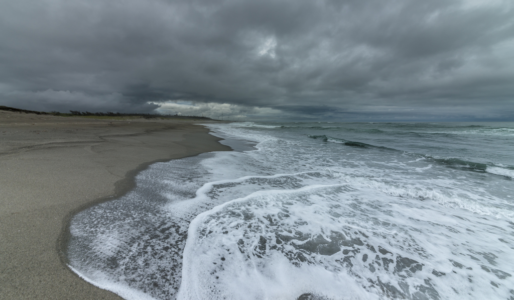 梅雨空の海　２