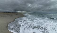 梅雨空の海　２