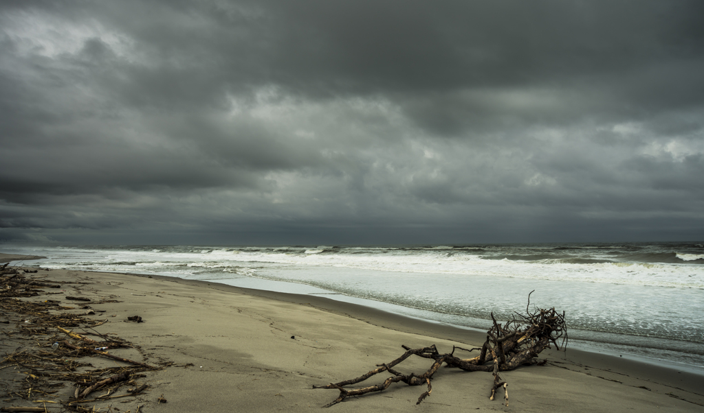 梅雨空の荒れた海