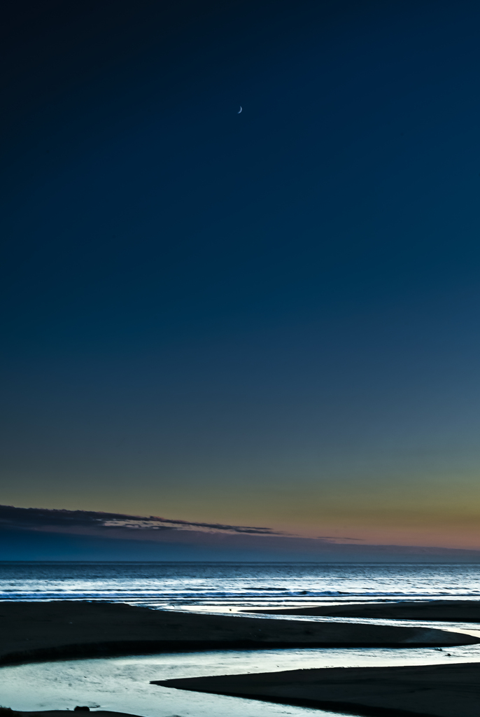 夕暮れに三日月