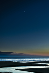 夕暮れに三日月