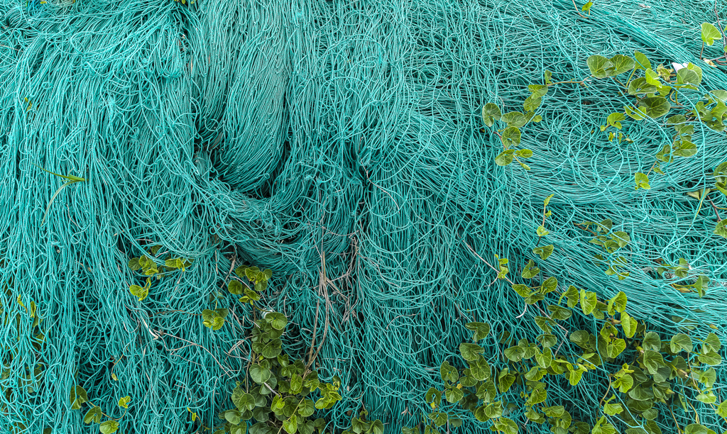 漁船の捨てられた網
