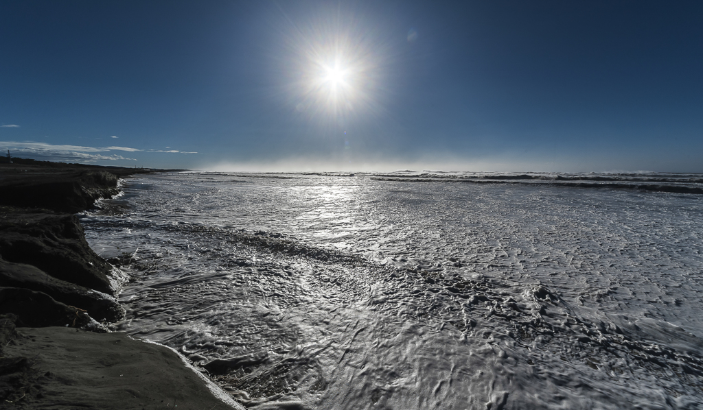 押し寄せる波　３