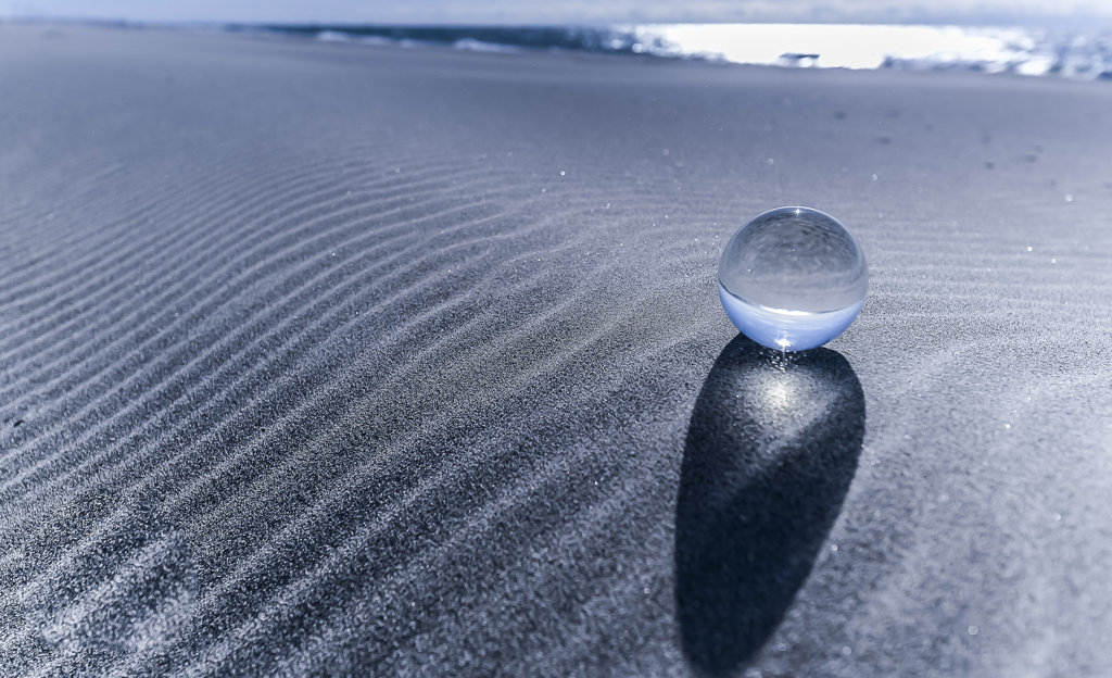 砂の上の水晶玉