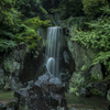 雨の中の滝